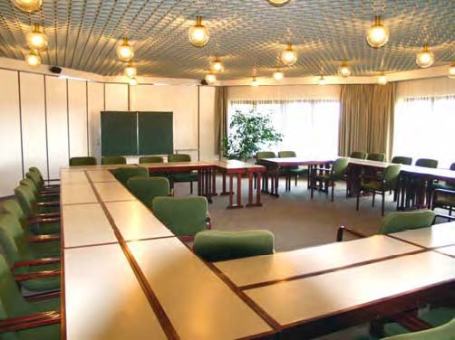 Модульный стол для совещаний в конференц зале
